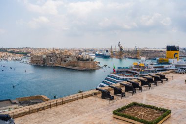 VALLETTA, MALTA - 30 Ağustos 2024: Selamlama Bataryası ve Akdeniz ülkesi Malta 'nın başkenti Valletta' nın Büyük Liman Kıyısı manzarası