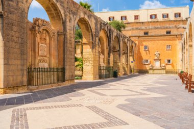 VALLETTA, MALTA - 30 Ağustos 2024: Yukarı Barrakka Bahçeleri Valletta 'da bir kamu bahçesi. Aşağı Barrakka Bahçeleri ile birlikte Grand Harbour 'un panoramik manzarasını sunuyorlar..