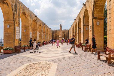 VALLETTA, MALTA - 30 Ağustos 2024: Yukarı Barrakka Bahçeleri Valletta 'da bir kamu bahçesi. Aşağı Barrakka Bahçeleri ile birlikte Grand Harbour 'un panoramik manzarasını sunuyorlar..
