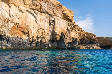 Gozo adasının etrafındaki deniz manzarası ve uçurumlar Gozo, Malta 'da Dwejra' da.