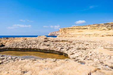 Gozo Adası, Malta 'da dramatik kıyı oluşumlarıyla Dwejra Körfezi 