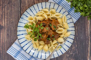 Kremalı Diane güveci ve makarna kabuğu.