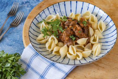 Kremalı Diane güveci ve makarna kabuğu.