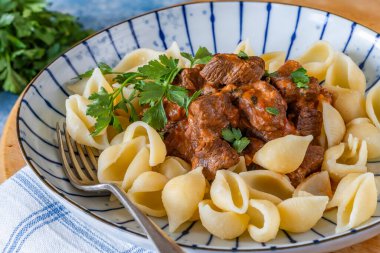 Kremalı Diane güveci ve makarna kabuğu.