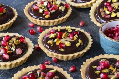 Nar, fıstık ve çikolatalı tart.