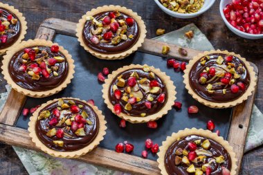 Nar, fıstık ve çikolatalı tart.