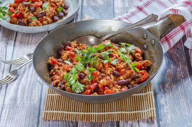 Domates sosunda kıyılmış tavuk ve fasulye güveci.