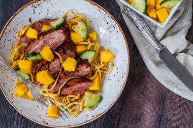 Yumurtalı erişte ve mangolu ördek.