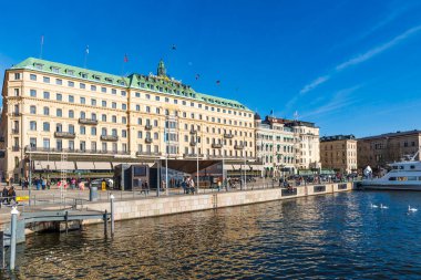 SVEDEN, STOCKHOLM - 08 Mart 2025: Stockholm 'ün merkezindeki Strandvagen seti kafeler, restoranlar ve lüks otellerle dolu bir liman kenarı.
