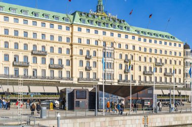 SVEDEN, STOCKHOLM - 08 Mart 2025 Stockholm 'deki Grand Hotel, Stockholm' ün eski kasabası Royal Palace ve Gamla Stan 'e bakan en iyi rıhtım bölgesi.