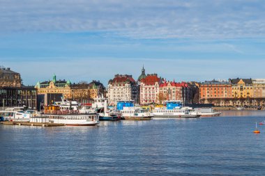 SVEDEN, STOCKHOLM - 08 Mart 2025: Stokholm takımadalarında liman kenarı demirli yatlar ve botlarla