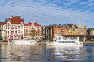 SVEDEN, STOCKHOLM - 08 Mart 2025: Stokholm şehir merkezindeki Norrstrom 'da yabancı bir set. Strandvagen, kıyı şeridi boyunca kafeler, restoranlar ve lüks otellerle dolu.