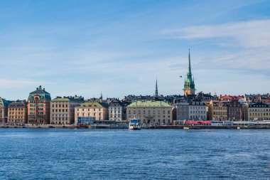 SVEDEN, STOCKHOLM - 08 Mart 2025: Stockholm 'ün merkezindeki Gamla Stan limanında turistleri gezdirerek Stockholm takımadasını gezdiren turist tekneleri