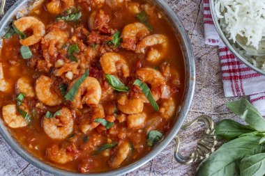 Baharatlı domates soslu karides ve basmati pilavı.