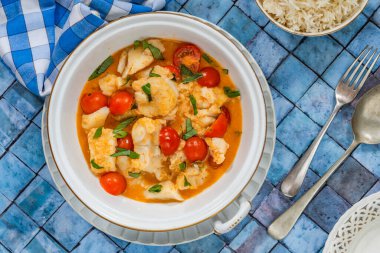 Kokulu hindistancevizi pilavlı kırmızı Tayland balığı köri.