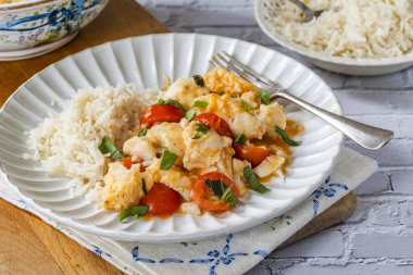 Kokulu hindistancevizi pilavlı kırmızı Tayland balığı köri.