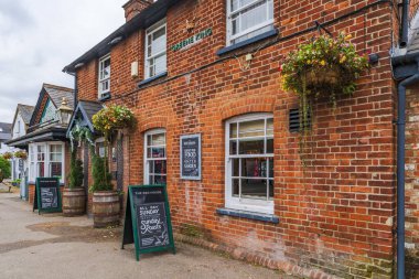 CROXLEY GREEN, İngiltere - NOVEMBER 18, 2025: Croxley Green 'deki Red House 1870' lere kadar uzanan ve yakınlardaki Hatfield 'dan Reading otoyoluna kadar uzanan ve uzun mesafeli gezginlere hizmet veren bir bar