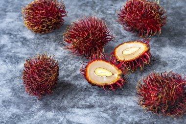 Rambutan meyvesi. Rambutan (Nephelyum lappaceum), Güneydoğu Asya 'da yetişen bir meyve türü..