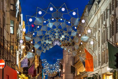 Londra, İngiltere - 30 Kasım 2025: Bond Caddesi 'nde Noel ışıkları. Sergide taç, pırıltı ve mücevher gibi elementlerden esinlenen 93 bin enerji tasarruflu LED bulunuyor.