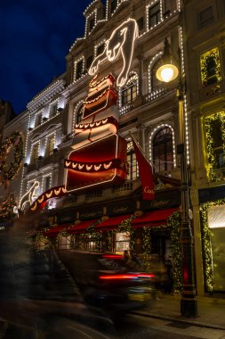 Londra 'nın West End bölgesindeki New Bond Caddesi' ndeki Cartier amiral gemisi mağazası Noel için dekore edilmiştir. Lüks Fransız butik markası mücevher ve saat üretir ve satar.