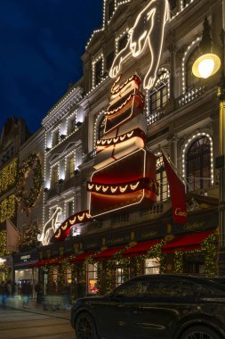 Londra 'nın West End bölgesindeki New Bond Caddesi' ndeki Cartier amiral gemisi mağazası Noel için dekore edilmiştir. Lüks Fransız butik markası mücevher ve saat üretir ve satar.