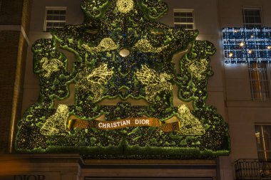 Londra, İngiltere - 30 Kasım 2025: New Bond Caddesi 'ndeki Dior mağazası Noel için dekore edilmiştir. Dior, Fransız çok uluslu lüks ürünler şirketidir. Dior Hanesi 1946 'da Paris' te kuruldu..