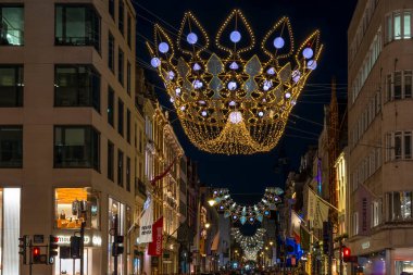 Londra, İngiltere - 30 Kasım 2025: Bond Caddesi 'nde Noel ışıkları. Sergide taç, pırıltı ve mücevher gibi elementlerden esinlenen 93 bin enerji tasarruflu LED bulunuyor.