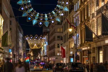 Londra, İngiltere - 30 Kasım 2025: Bond Caddesi 'nde Noel ışıkları. Sergide taç, pırıltı ve mücevher gibi elementlerden esinlenen 93 bin enerji tasarruflu LED bulunuyor.