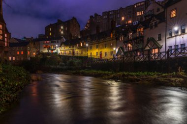 İskoçya, Edinburgh 'daki ünlü Dean Village' ın gece manzarası