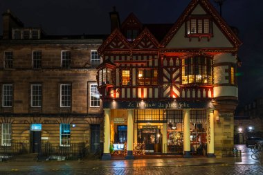 EDINBURGH, SCOTLAND - 06 Aralık 2025: Edinburgh 'un tarihi West End' inin göbeğindeki ödüllü şarap barı Le Di-Vin Noel kutlamaları için süslenmiştir.