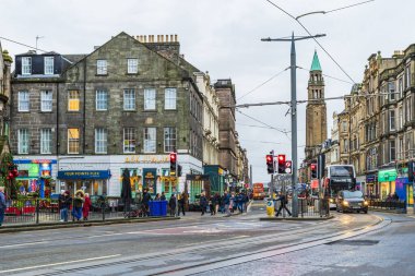 EDINBURGH, SCOTLAND - 07 Aralık 2025 Edinburgh sokak manzaralı. Kentin tarihi ve kültürel etkinlikleri burayı İngiltere 'nin en çok ziyaret edilen ikinci turizm merkezi haline getirdi..