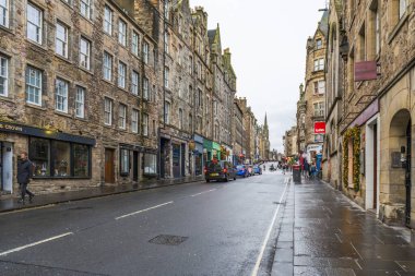 EDINBURGH, SCOTLAND - 07 Aralık 2025: Dünya Mirası sahasındaki Eski Şehir 'deki Kraliyet Mil' i dükkanlar ve restoranlarla dolu ve dünyanın dört bir yanından binlerce ziyaretçi çekiyor