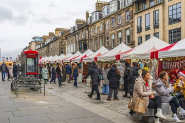 EDINBURGH, SCOTLAND - 07 Aralık 2025: Edinburgh 'daki Castle Street' teki sezonluk el sanatları sokak pazarı, ana alışveriş alanı yakınında yerel ürünler, yiyecekler ve hediyeler sunuyor.