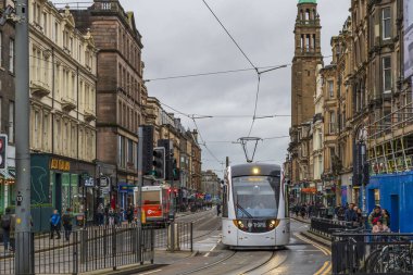 EDINBURGH, SCOTLAND - 07 Aralık 2025 Edinburgh sokak manzaralı. Kentin tarihi ve kültürel etkinlikleri burayı İngiltere 'nin en çok ziyaret edilen ikinci turizm merkezi haline getirdi..