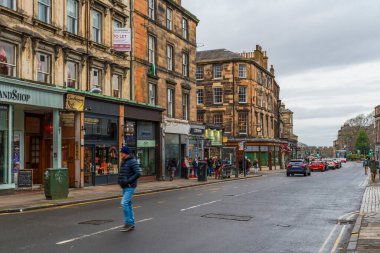 EDINBURGH, SCOTLAND - 07 Aralık 2025 Edinburgh sokak manzaralı. Kentin tarihi ve kültürel etkinlikleri burayı İngiltere 'nin en çok ziyaret edilen ikinci turizm merkezi haline getirdi..