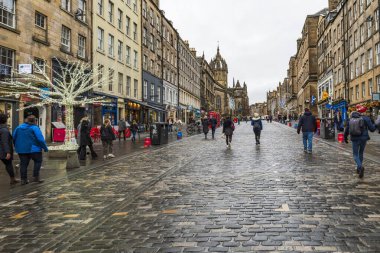 EDINBURGH, SCOTLAND - 07 Aralık 2025: Dünya Mirası sahasındaki Eski Şehir 'deki Kraliyet Mil' i dükkanlar ve restoranlarla dolu ve dünyanın dört bir yanından milyonlarca ziyaretçi çekiyor