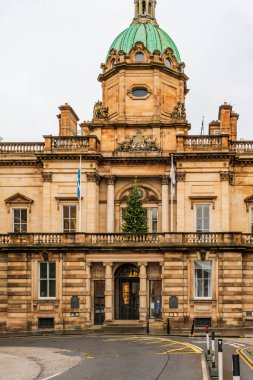 EDINBURGH, SCOTLAND - 07 Aralık 2025: Edinburgh 'daki İskoçya Bankası' nın merkez binasının önündeki güzel Noel ağacı.