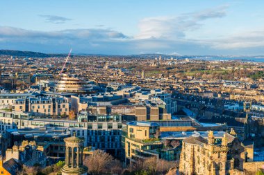 EDINBURGH, SCOTLAND - 08 ARALIK 2025: Calton Hill 'den Ribbon Hotel ile Edinburgh manzarası, Jestico ve White tarafından tasarlanan Edinburgh şehir siluetine yeni bir dönüm noktası eklendi
