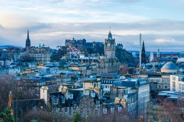 EDINBURGH, SCOTLAND - 08 ARALIK 2025 Calton Hill 'den Edinburgh Kalesi' nin ufuk çizgisi