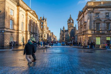 EDINBURGH, SCOTLAND - 08 Aralık 2025: Dünya Mirası sahasında yer alan Eski Şehir 'deki Kraliyet Mil' i dükkanlar ve restoranlarla dolu ve dünyanın dört bir yanından binlerce ziyaretçi çekiyor