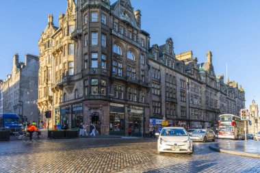 EDINBURGH, SCOTLAND - 08 Aralık 2025: Dünya Mirası sahasındaki Eski Şehir 'deki Kraliyet Mil' i dükkanlar ve restoranlarla dolu ve dünyanın dört bir yanından milyonlarca ziyaretçi çekiyor