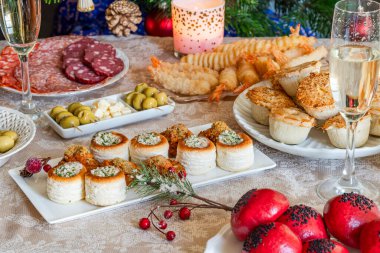 Noel partisi, sofrada gurme atıştırmalıkları ve şampanya seti. Seçici odak