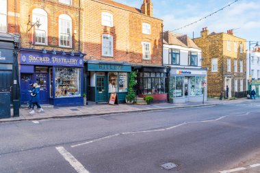 LONDON, İngiltere - 30 Aralık 2025: Highgate Village 'da sokak manzarası, Kuzey Londra' da ilginç çay odaları, gastrobarları ve 18. yüzyıldan kalma güzel binaları ile bilinen son moda yerleşim alanı..