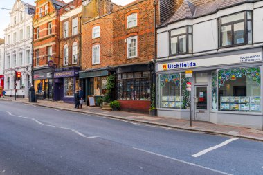 LONDON, İngiltere - 30 Aralık 2025: Highgate Village 'da sokak manzarası, Kuzey Londra' da ilginç çay odaları, gastrobarları ve 18. yüzyıldan kalma güzel binaları ile bilinen son moda yerleşim alanı..