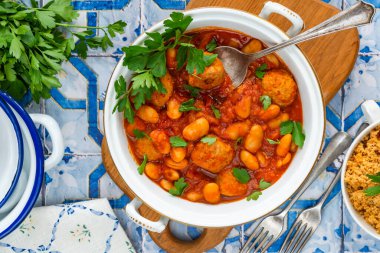 Domates soslu domuz köftesi ve kuskus.