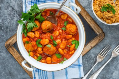 Domates soslu domuz köftesi ve kuskus.