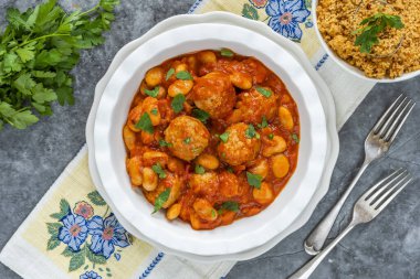 Domates soslu domuz köftesi ve kuskus.