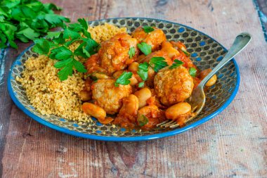 Domates soslu domuz köftesi ve kuskus.