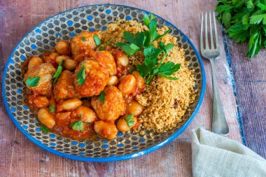 Domates soslu domuz köftesi ve kuskus.