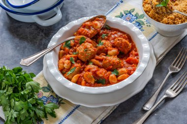 Domates soslu domuz köftesi ve kuskus.